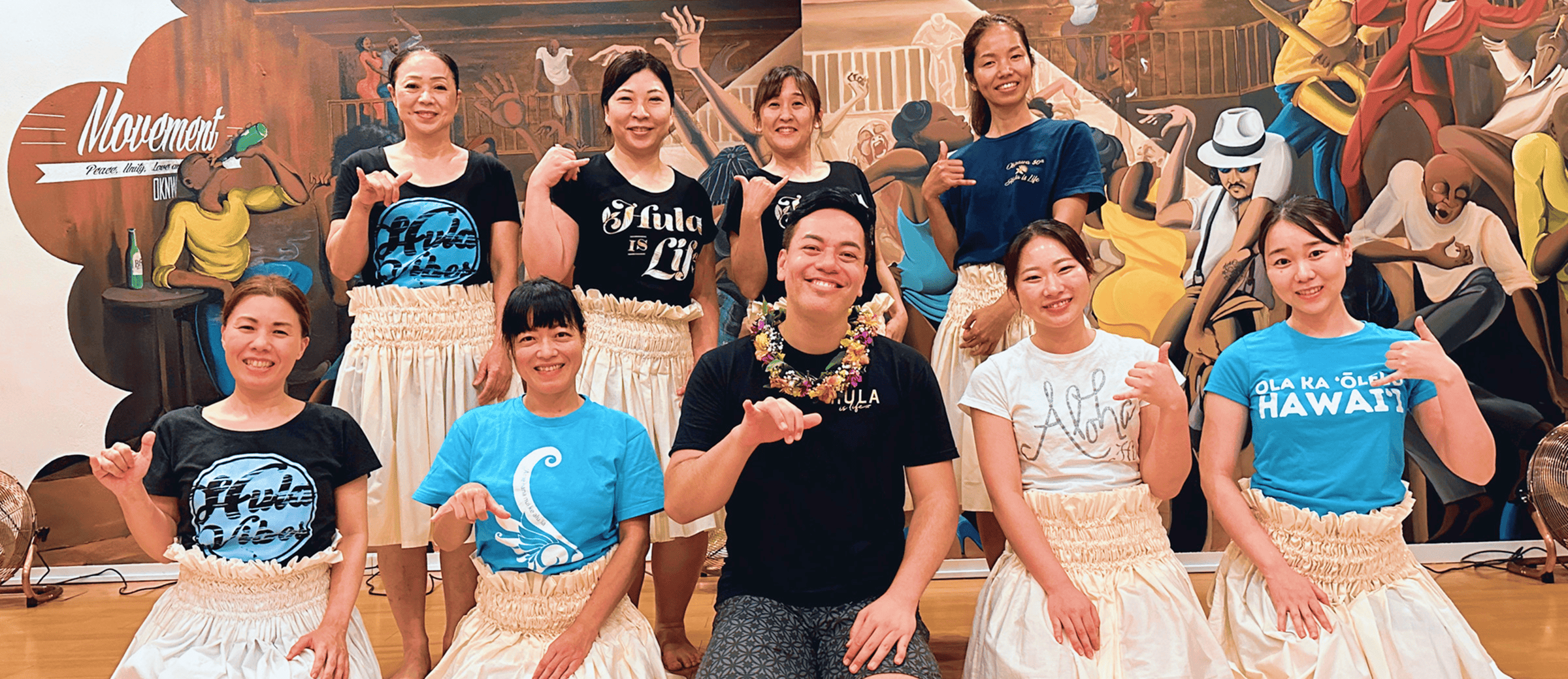 男性1名女性8名の笑顔の集合写真