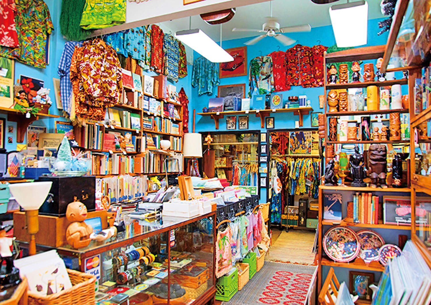 カラフルで色とりどりの商品が並ぶ店内の様子